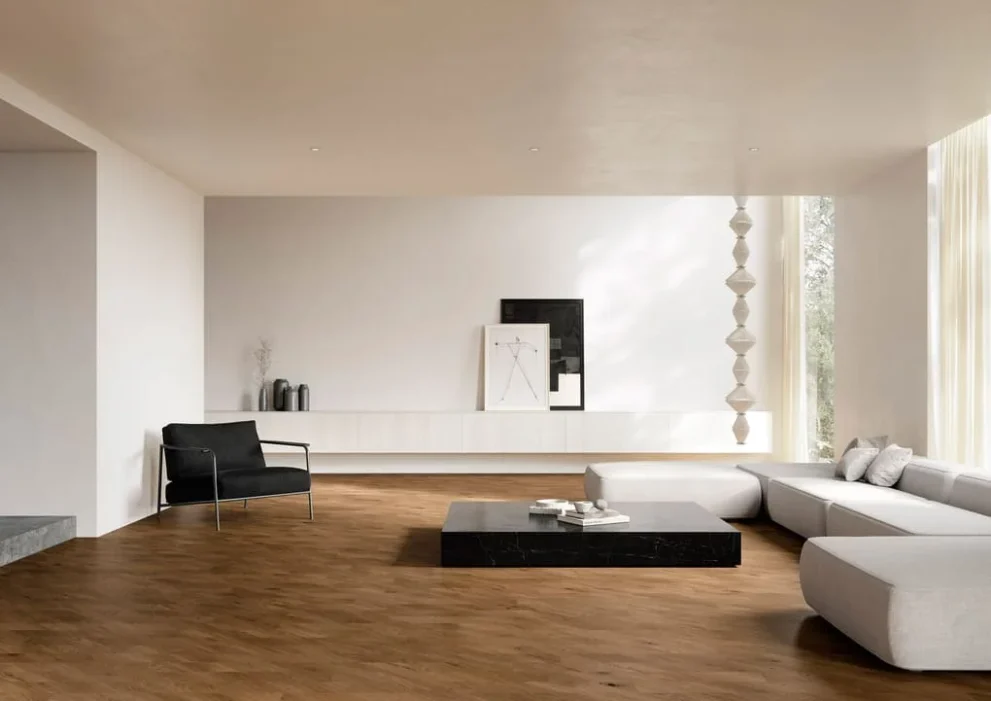 Cleanes, minimalistisches Wohnzimmer mit Bauwerkparkett Spinpark Eiche Caramello