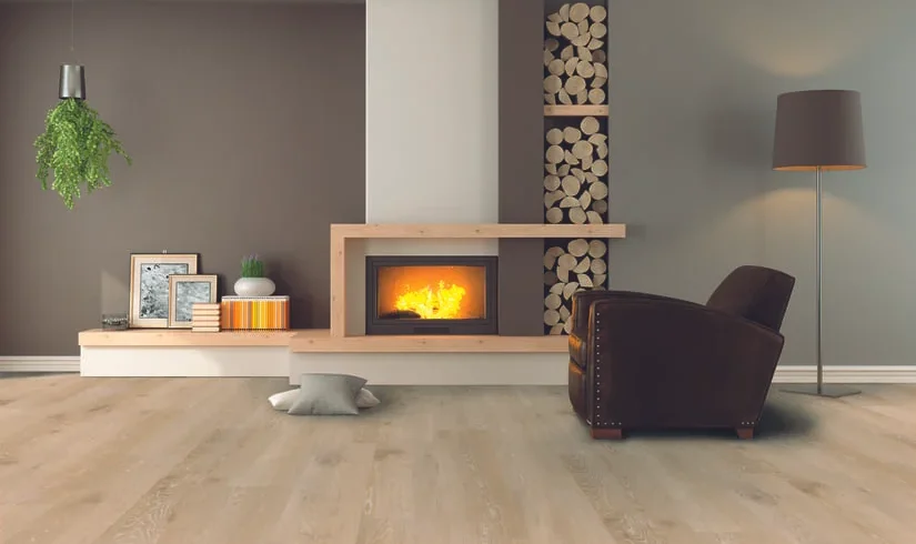 Heller Design Korkboden in einem Wohnzimmer mit Kamin